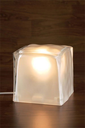 透明當(dāng)?shù)?臺(tái)燈也要晶瑩剔透（圖）