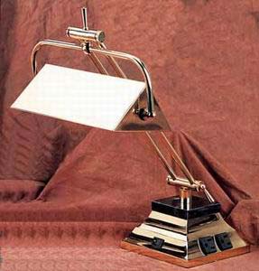 沉穩(wěn)的燈具：金屬臺燈（圖）