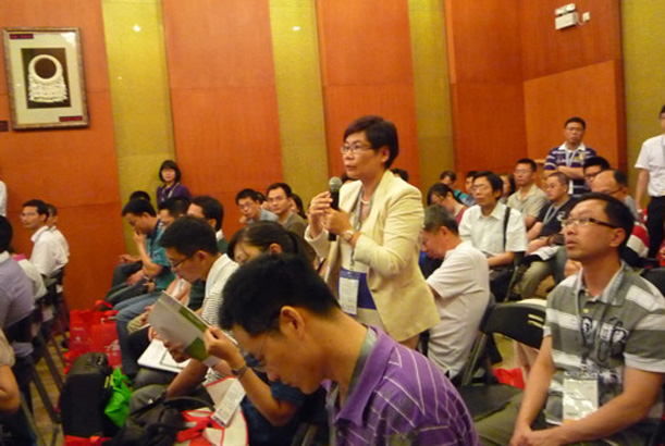 現(xiàn)場(chǎng)觀眾就OLED市場(chǎng)前景以及技術(shù)情況作提問(wèn)