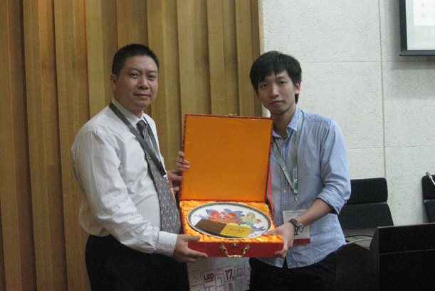 向天寶集團(tuán)國(guó)際有限公司研究院總經(jīng)理朱昌亞頒發(fā)紀(jì)念品