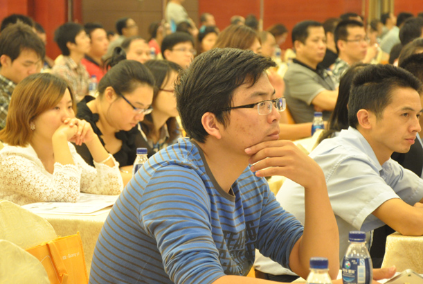 現(xiàn)場觀眾正認(rèn)真聽講關(guān)于材料與配套技術(shù)內(nèi)容