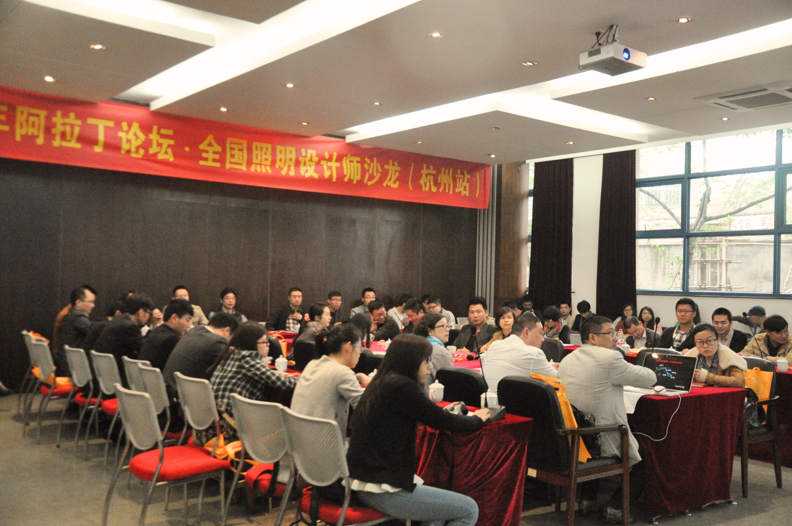 參會人員都在認真聽分享